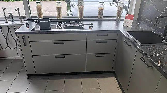 Zeitlose L-Form Küche mit robuster Front auf kleinem Raum