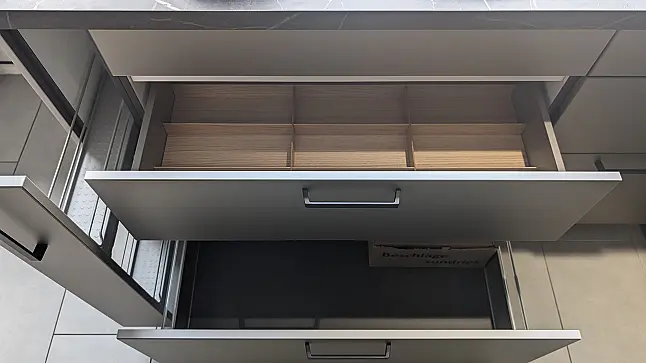 Zeitlose L-Form Küche mit robuster Front auf kleinem Raum