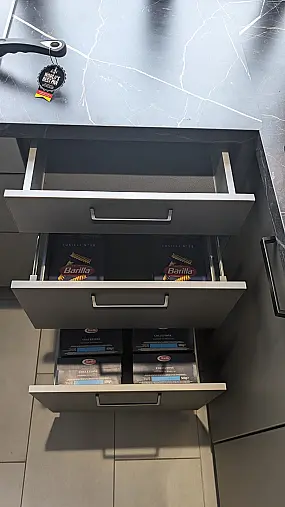 Zeitlose L-Form Küche mit robuster Front auf kleinem Raum