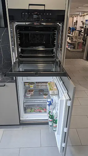 Zeitlose L-Form Küche mit robuster Front auf kleinem Raum