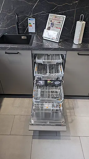 Zeitlose L-Form Küche mit robuster Front auf kleinem Raum