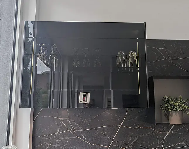 Zeitlose L-Form Küche mit robuster Front auf kleinem Raum