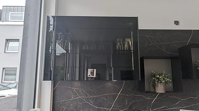 Zeitlose L-Form Küche mit robuster Front auf kleinem Raum