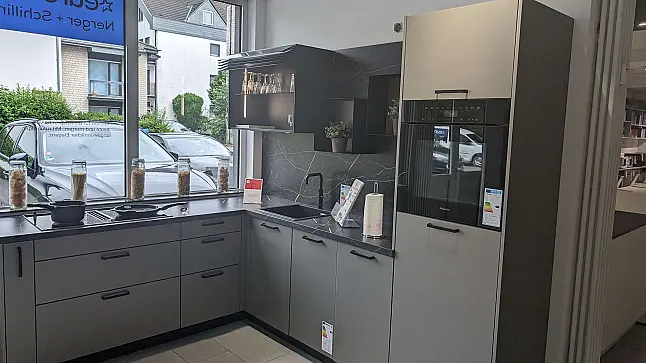 Zeitlose L-Form Küche mit robuster Front auf kleinem Raum