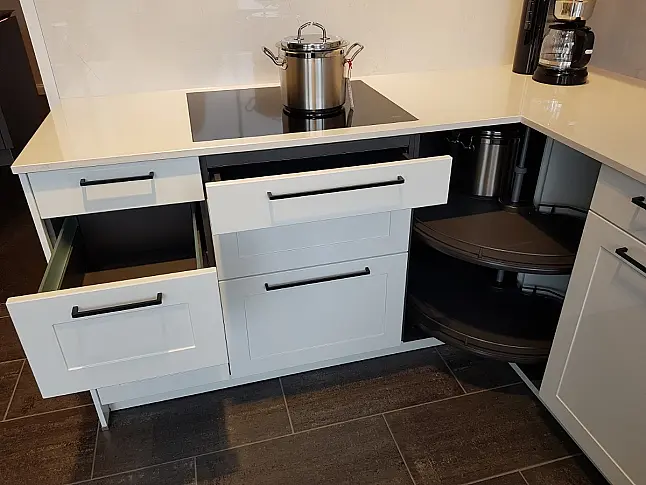 Moderne Küche in U-Form in weiß mit separater Gerätehochschrank-Zeile in Samteiche-greige
