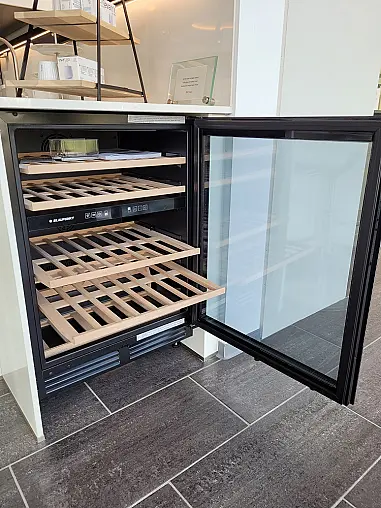 Moderne Küche in U-Form in weiß mit separater Gerätehochschrank-Zeile in Samteiche-greige