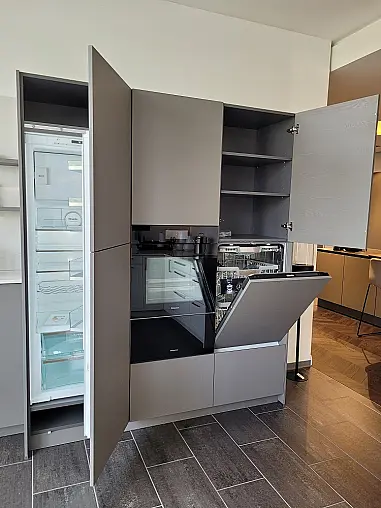 Moderne Küche in U-Form in weiß mit separater Gerätehochschrank-Zeile in Samteiche-greige
