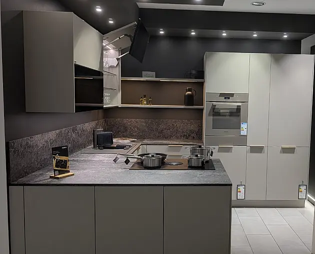 Moderne U-Küche in Steinbeige Schichtstoff