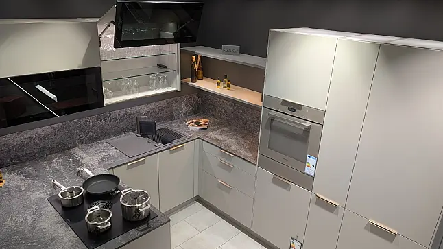Moderne U-Küche in Steinbeige Schichtstoff