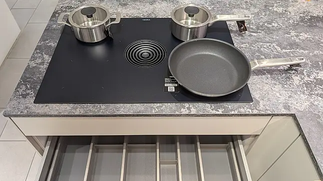 Moderne U-Küche in Steinbeige Schichtstoff
