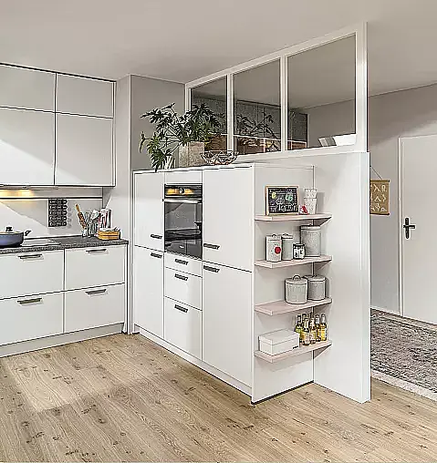 Moderne U-Küche in Kristallweiß