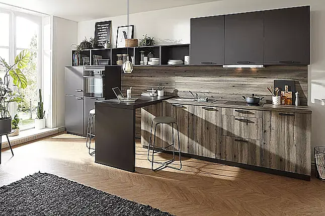 Komfortable Küchenzeile in Lavaschwarz und Holz Farbkombination