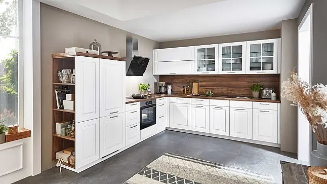 Landhaus L-Küche mit Fronten in Alpinweiß matt
