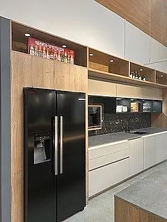 Moderne Einbauküche mit Insel / Theke ohne E-Geräte