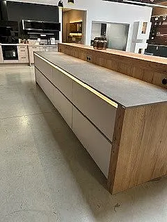 Moderne Einbauküche mit Insel / Theke ohne E-Geräte