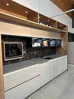 Moderne Einbauküche mit Insel / Theke ohne E-Geräte