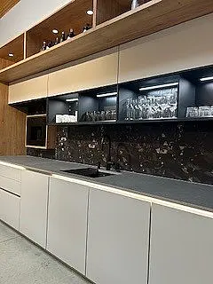 Moderne Einbauküche mit Insel / Theke ohne E-Geräte