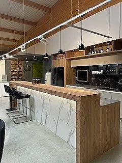 Moderne Einbauküche mit Insel / Theke ohne E-Geräte