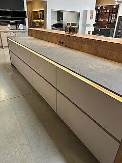 Moderne Einbauküche mit Insel / Theke ohne E-Geräte