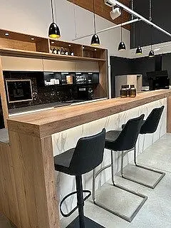 Moderne Einbauküche mit Insel / Theke ohne E-Geräte