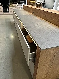 Moderne Einbauküche mit Insel / Theke ohne E-Geräte