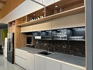 Moderne Einbauküche mit Insel / Theke ohne E-Geräte