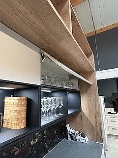 Moderne Einbauküche mit Insel / Theke ohne E-Geräte