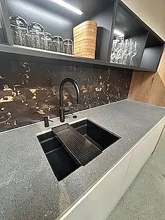 Moderne Einbauküche mit Insel / Theke ohne E-Geräte
