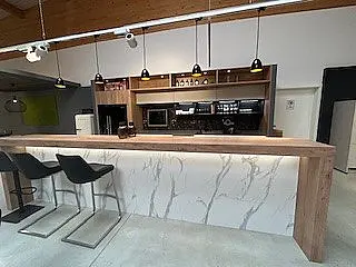 Moderne Einbauküche mit Insel / Theke ohne E-Geräte