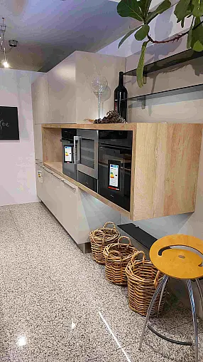 Ausstellungsküche mit Kücheninsel ohne Geräte