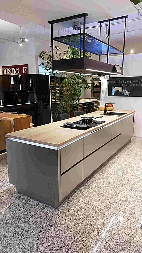 Ausstellungsküche mit Kücheninsel ohne Geräte