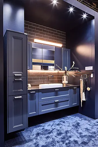 Exklusives Badezimmer / Waschtisch / Alibert / Midi-Schrank - LED-Beleuchtungen - Quarzstein-Platte