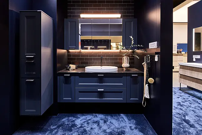 Exklusives Badezimmer / Waschtisch / Alibert / Midi-Schrank - LED-Beleuchtungen - Quarzstein-Platte