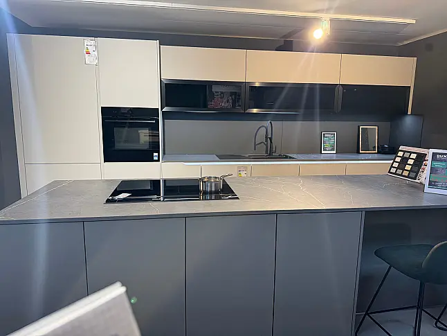 moderne grifflose Küche mit Insel