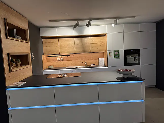 Moderne zeitlose Küche mit Insel