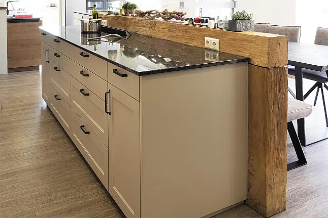 Landhaus-Küche mit Granit-Arbeitsplatte und Kochinsel