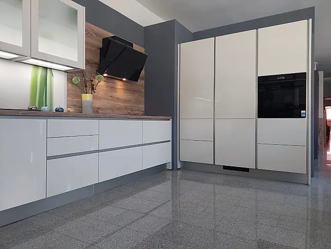Zeitlose und moderne Magnolia - Hochglanz - Lack - Küche  aufgebaut in L-Form - veränderbar