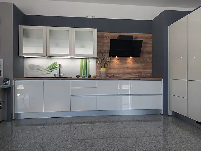 Zeitlose und moderne Magnolia - Hochglanz - Lack - Küche  aufgebaut in L-Form - veränderbar