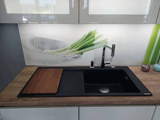 Zeitlose und moderne Magnolia - Hochglanz - Lack - Küche  aufgebaut in L-Form - veränderbar