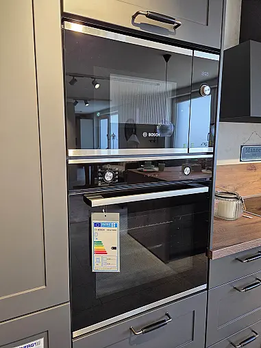 Große Nobilia Landhausküche mit Bosch-Geräten