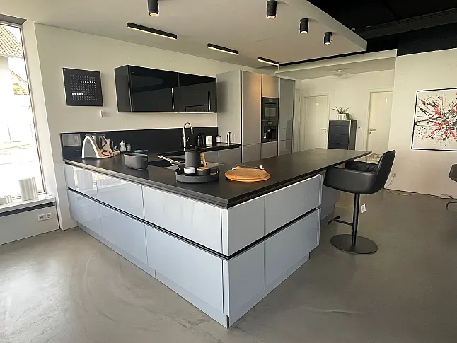 Moderne Musterküche mit glänzender Echtlack-Oberfläche und Granit-Arbeitsplatte