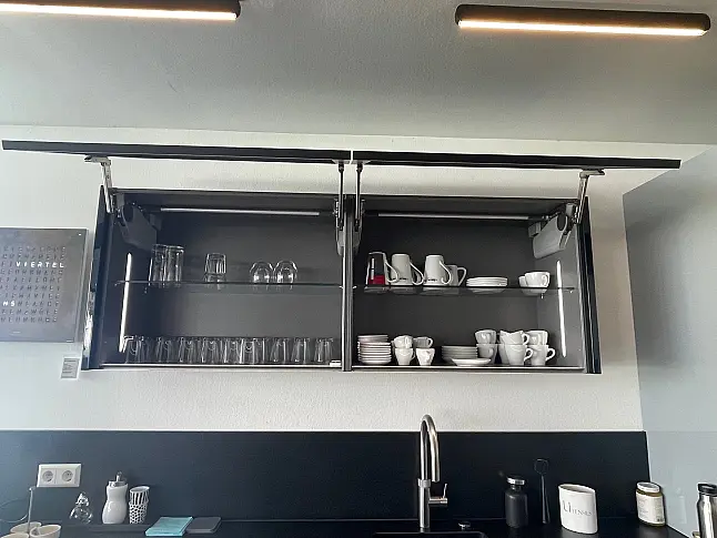 Moderne Musterküche mit glänzender Echtlack-Oberfläche und Granit-Arbeitsplatte
