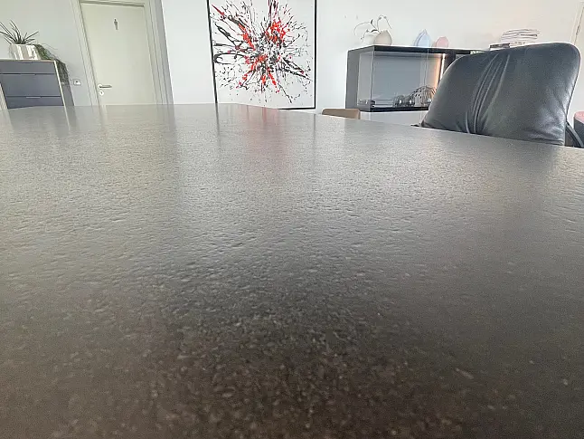 Moderne Musterküche mit glänzender Echtlack-Oberfläche und Granit-Arbeitsplatte