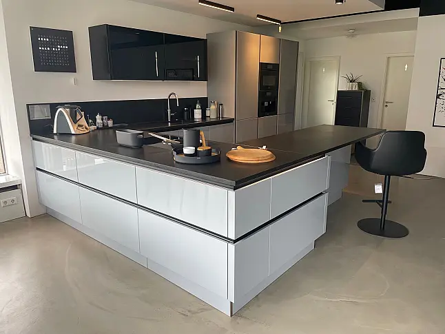 Moderne Musterküche mit glänzender Echtlack-Oberfläche und Granit-Arbeitsplatte