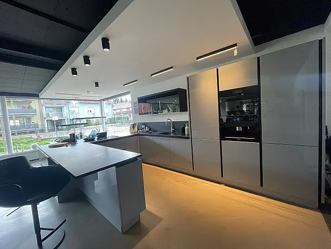 Moderne Musterküche mit glänzender Echtlack-Oberfläche und Granit-Arbeitsplatte