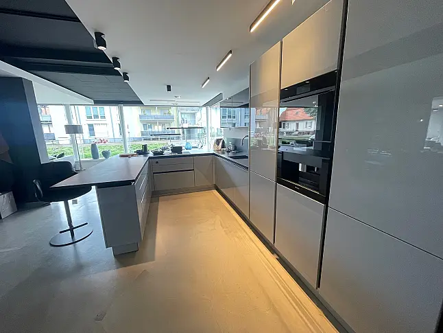 Moderne Musterküche mit glänzender Echtlack-Oberfläche und Granit-Arbeitsplatte