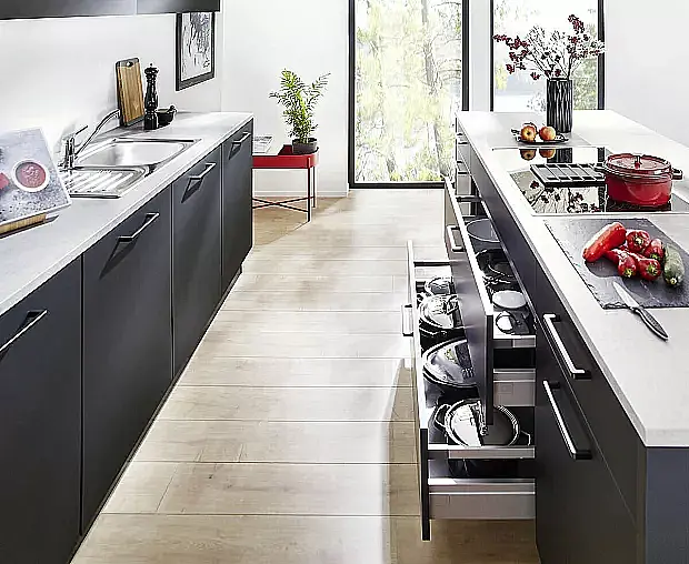 Moderne Inselküche in Schwarz softmatt
