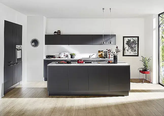 Moderne Inselküche in Schwarz softmatt