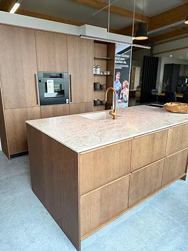 Traum Ausstellungsküche "Nordic F Carameleiche"  mit Insel