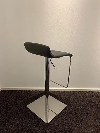 Auf seine Schlichtheit reduzierter Barhocker in Kunstleder anthrazit mit Gestell in Chrom und eckigem Fuß - Höhenverstellbar - Preise reduziert!/H